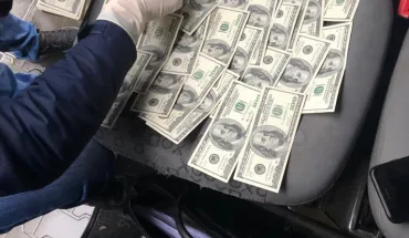 Понад 12 000 доларів за розмитнення 306 транспортних засобів - працівників ДМС судитимуть за одержання хабара